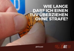 Prüfplakette für TÜV-Untersuchung an Fahrzeug.