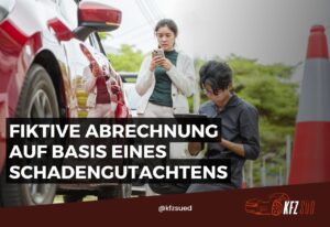 Paar begutachtet Autounfall mit Notizen.